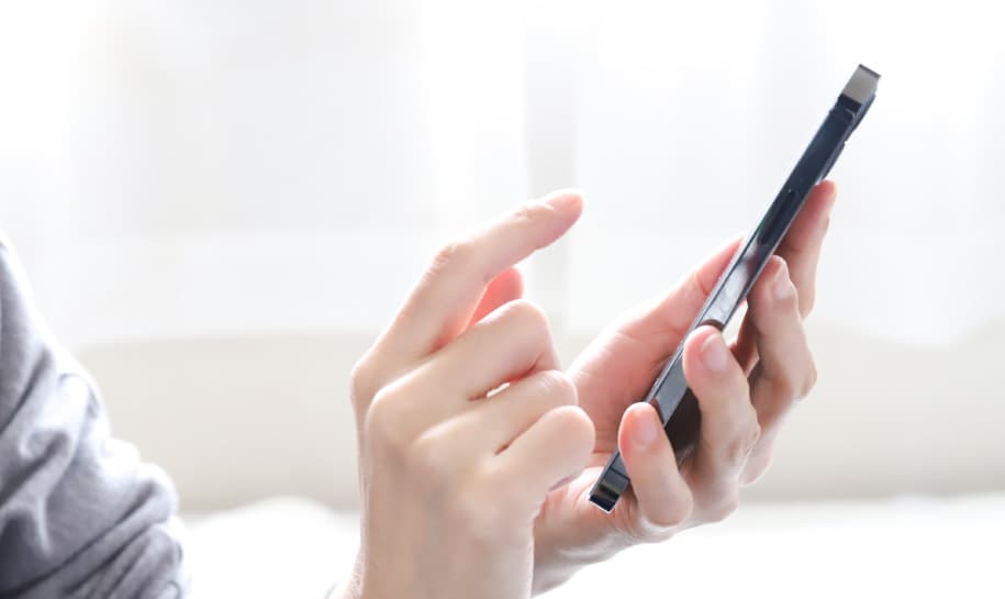 スマートフォンを操作する手元