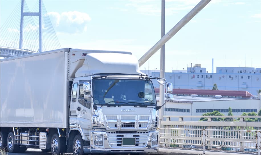 道路を走るトラック